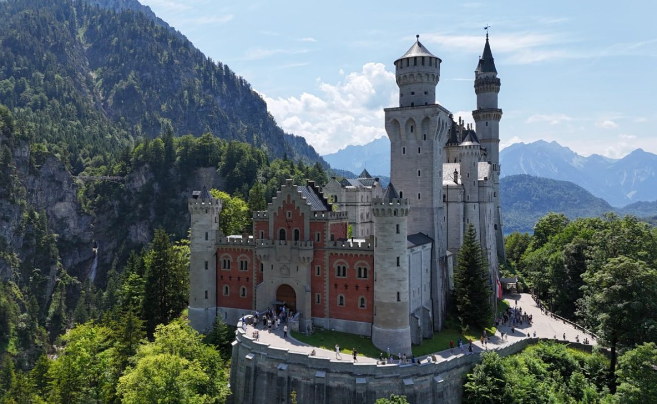 SchlossNeuschwanstein1-gate of nations
