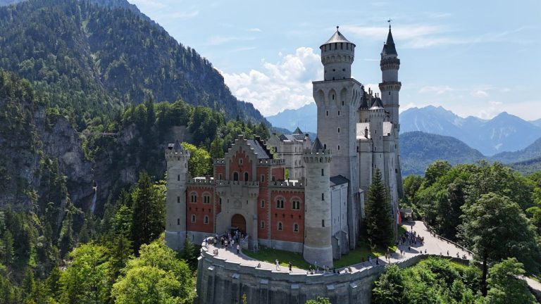 SchlossNeuschwanstein1-gate of nations