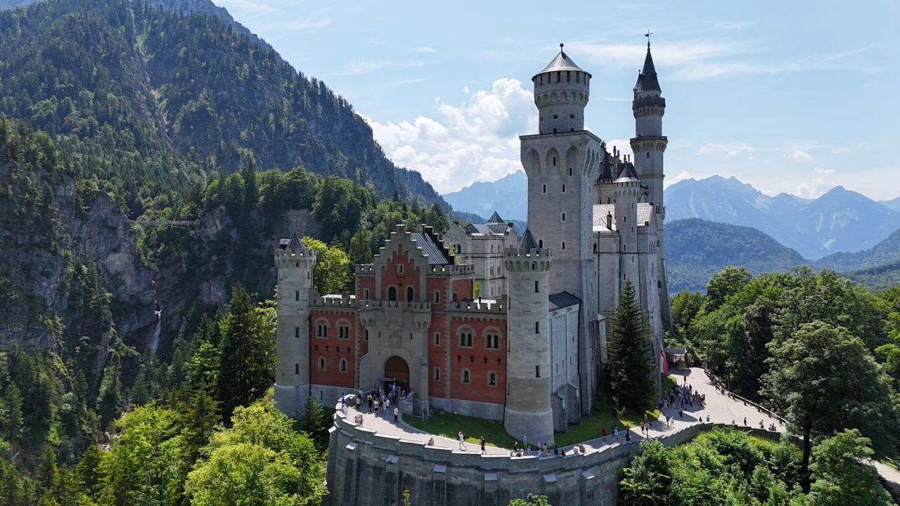 SchlossNeuschwanstein1-gate of nations