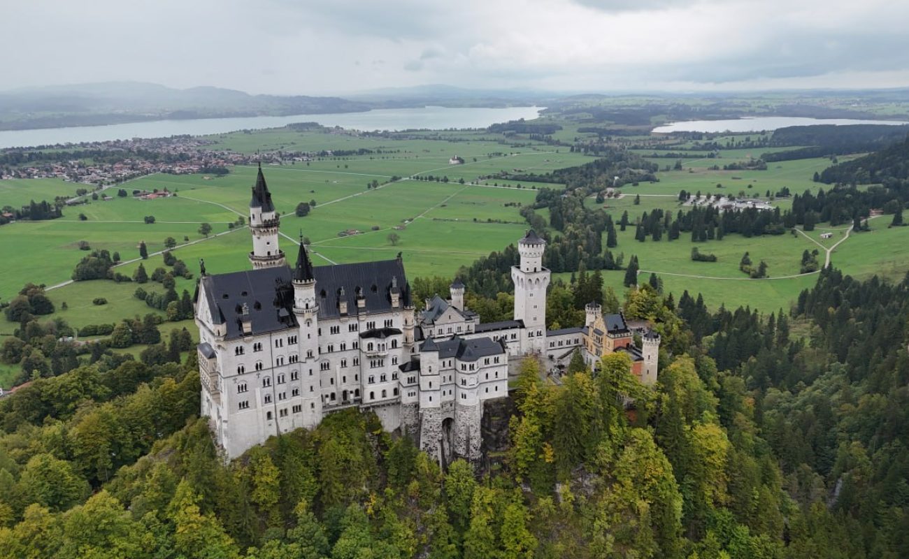 SchlossNeuschwanstein-gate of nations