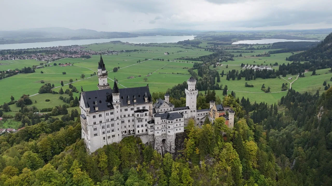 SchlossNeuschwanstein-gate of nations