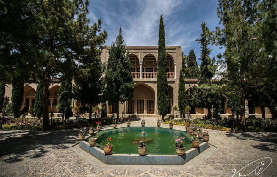 Eivan Hotel